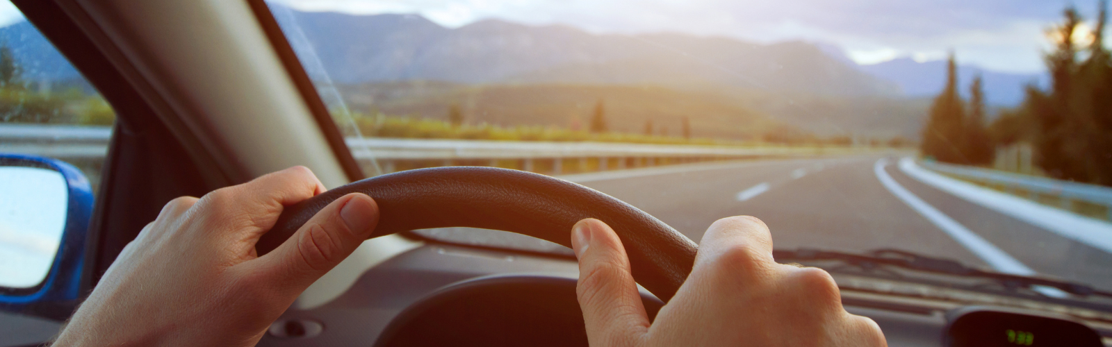 Just-Jump-Article-Banner-Digital-Drivers-License-in-France händer på ratten under körlektion